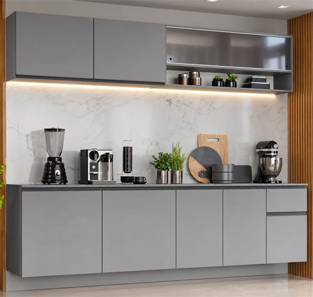 Cozinha modulada cinza montada, com armários aéreos e balcão