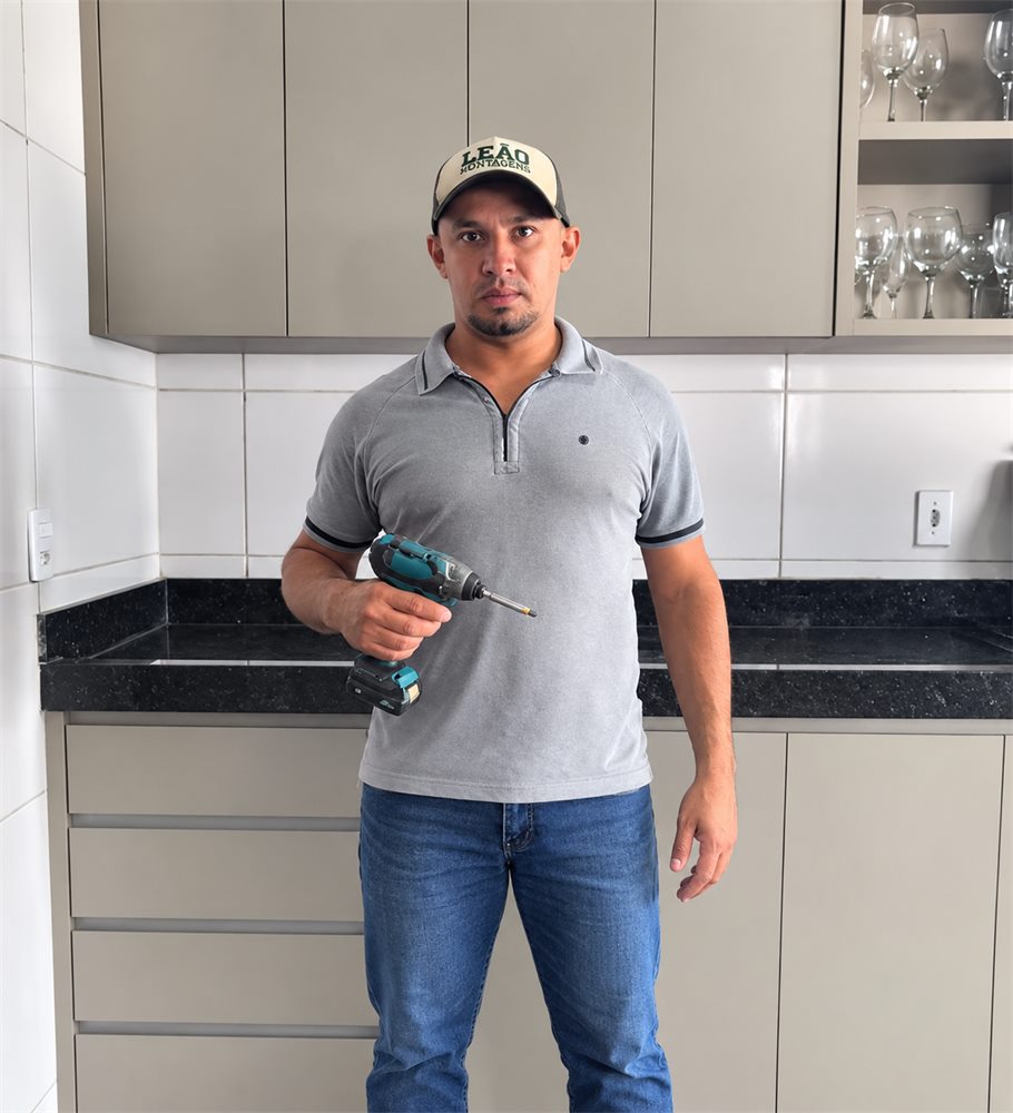 Edilson, montador de móveis, segurando uma parafusadeira em uma cozinha recém-montada