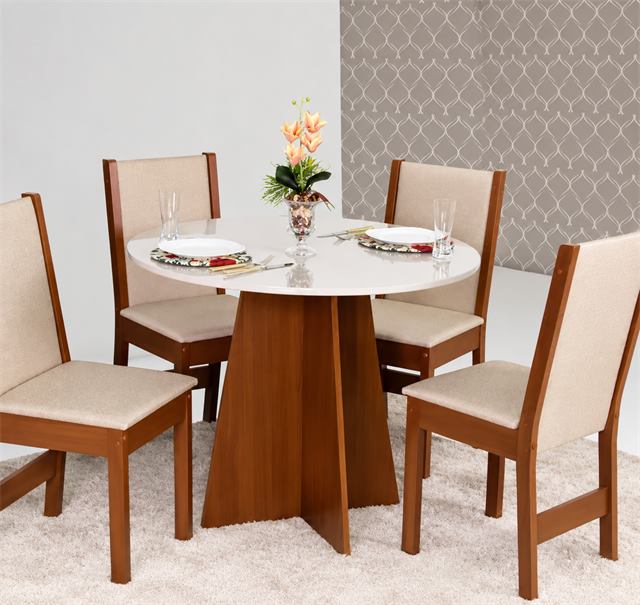 Mesa de jantar redonda com quatro cadeiras estofadas montadas